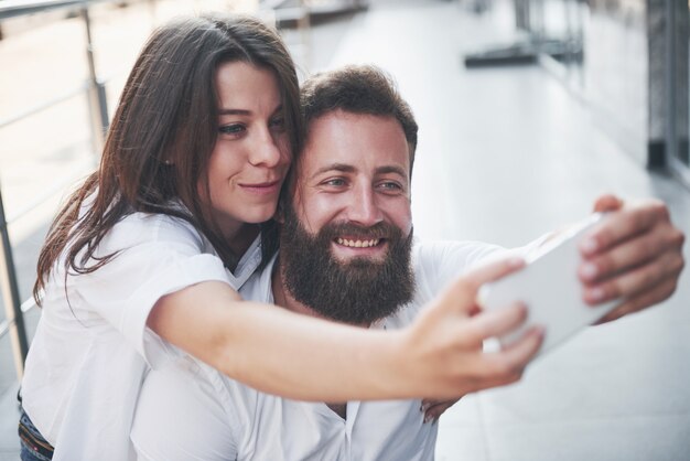 Una hermosa pareja hace una foto al aire libre