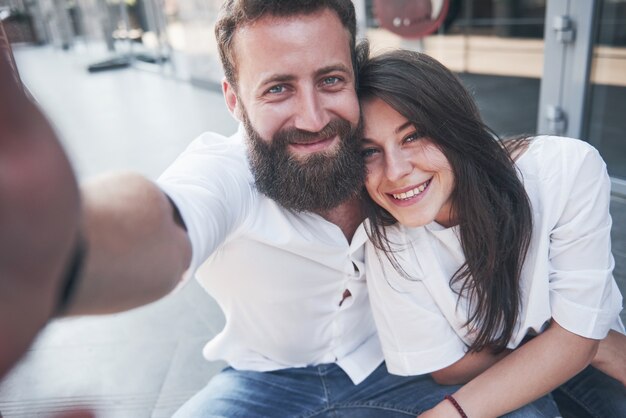 Una hermosa pareja hace una foto al aire libre.