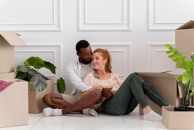 Hermosa pareja interracial preparándose para moverse