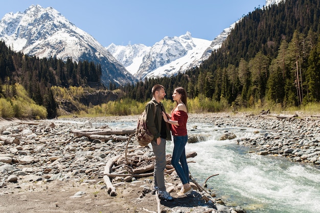 Foto gratuita hermosa pareja joven inconformista senderismo en el río en el bosque