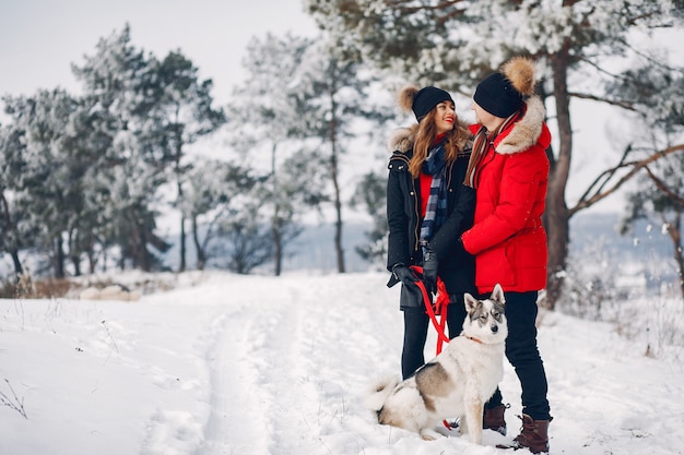 Hermosa pareja jugando con un perro