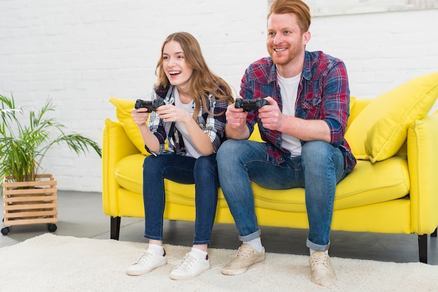 Foto gratuita hermosa pareja jugando videojuegos en consola divirtiéndose