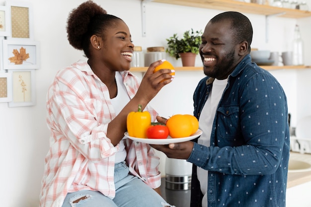 Foto gratuita hermosa pareja juntos en la cocina