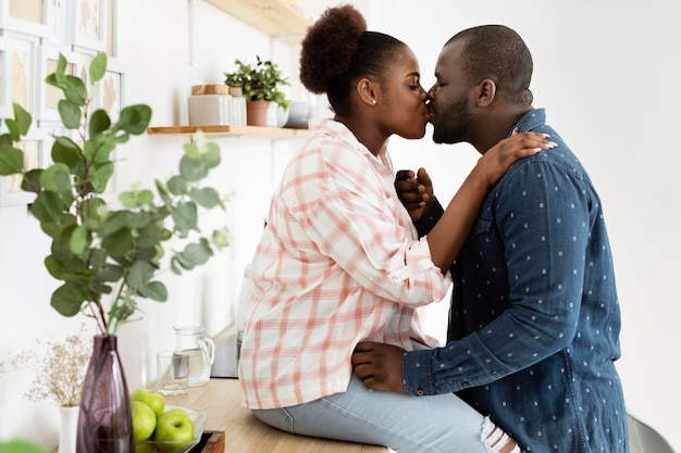 Hermosa pareja juntos en la cocina