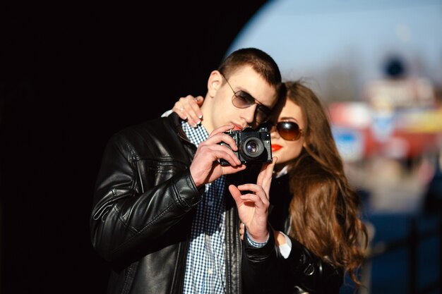 Hermosa pareja juntos hace la foto en la ciudad.