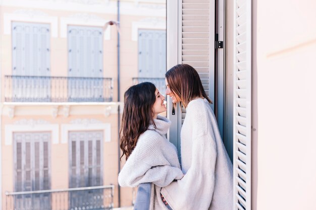 Hermosa pareja de lesbianas posando en la terraza