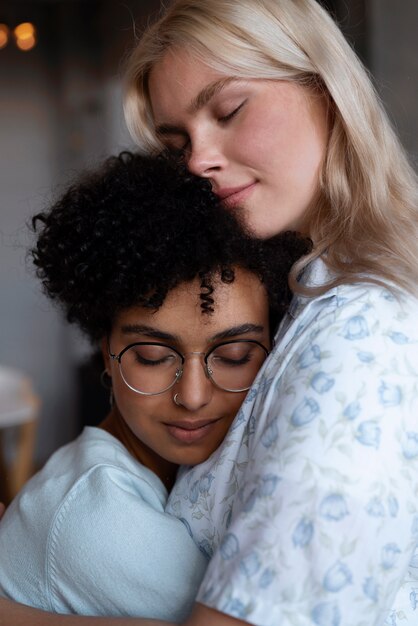 Hermosa pareja de lesbianas siendo cariñosa en casa