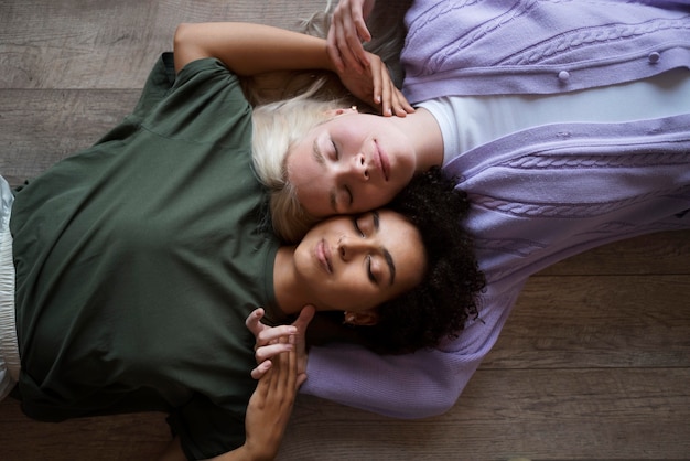 Hermosa pareja de lesbianas siendo cariñosa en casa