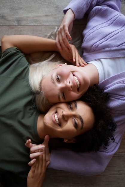 Foto gratuita hermosa pareja de lesbianas siendo cariñosa en casa