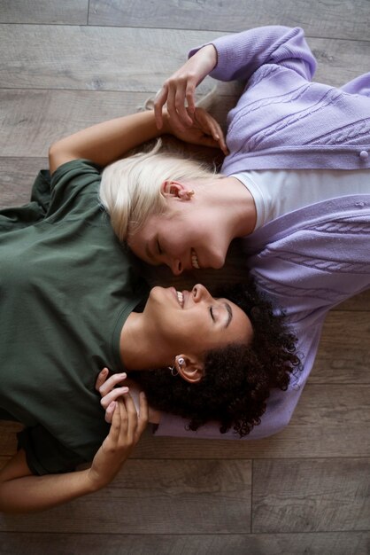 Hermosa pareja de lesbianas siendo cariñosa en casa