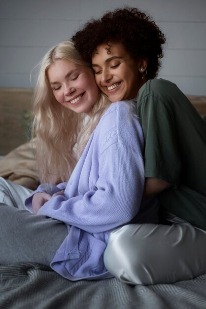 Hermosa pareja de lesbianas siendo cariñosa en casa