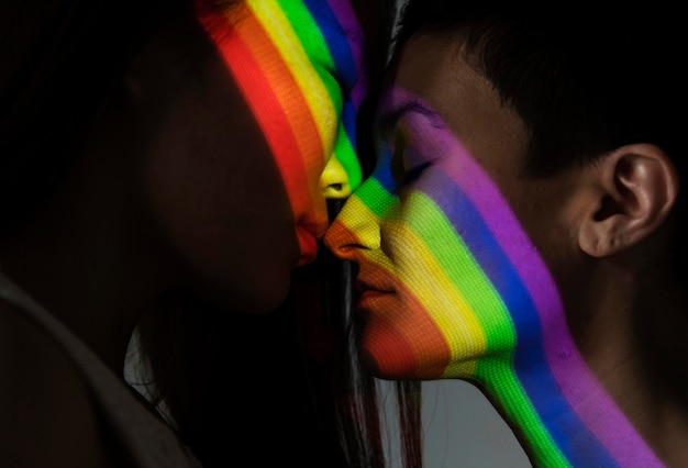 Foto gratuita hermosa pareja de lesbianas con símbolo lgbt