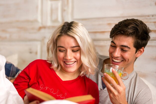 Hermosa pareja leyendo juntos