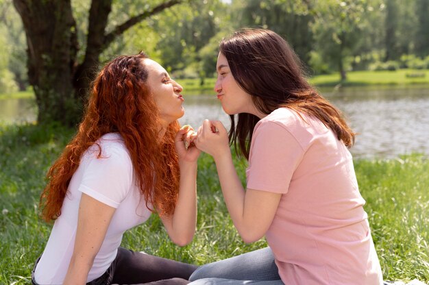 Hermosa pareja lgbt pasar tiempo juntos en el parque