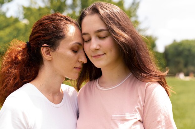 Hermosa pareja lgbt pasar tiempo juntos en el parque