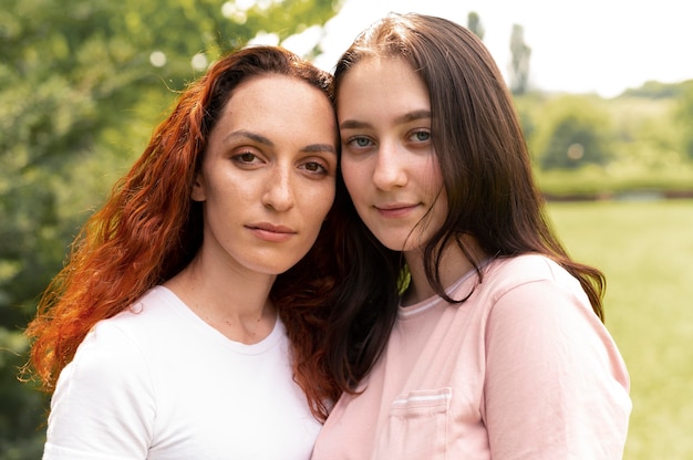 Hermosa pareja lgbt pasar tiempo juntos en el parque