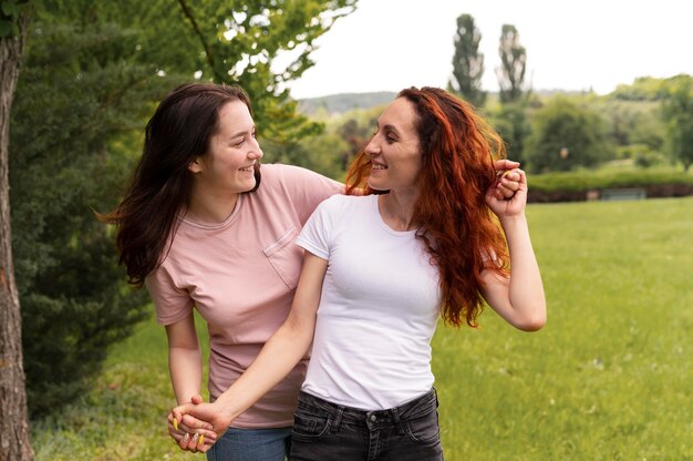 Hermosa pareja lgbt pasar tiempo juntos en el parque