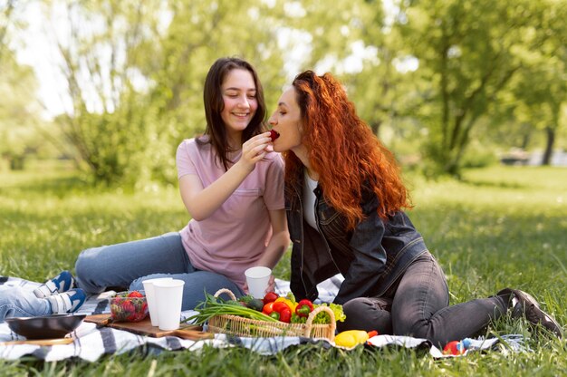 Foto gratuita hermosa pareja lgbt pasar tiempo juntos