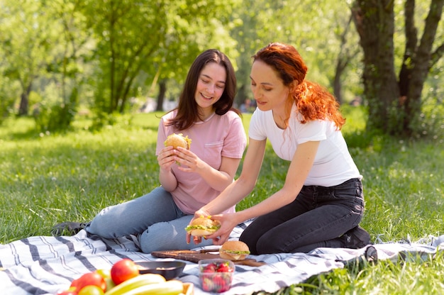 Hermosa pareja lgbt pasar tiempo juntos