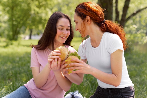 Hermosa pareja lgbt pasar tiempo juntos