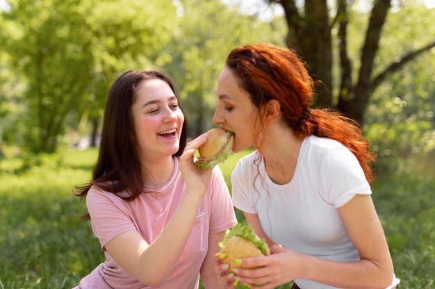 Hermosa pareja lgbt pasar tiempo juntos