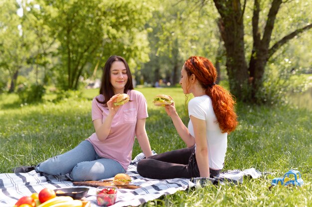 Hermosa pareja lgbt pasar tiempo juntos