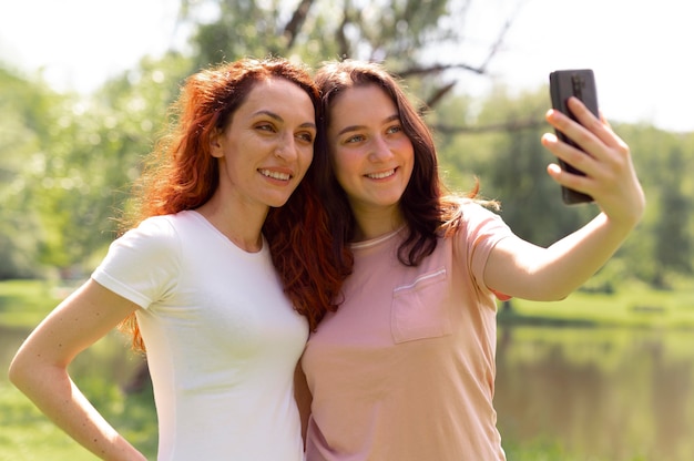 Hermosa pareja lgbt pasar tiempo juntos