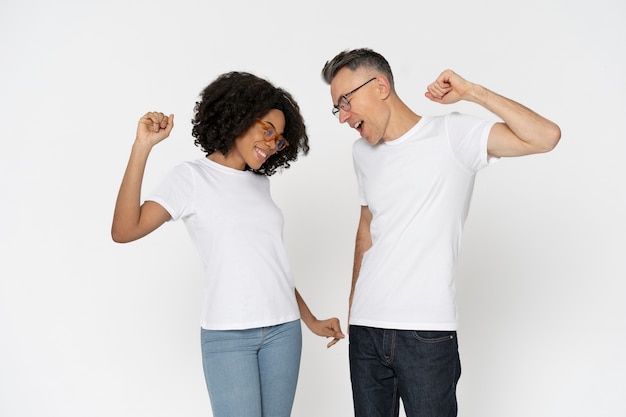 Foto gratuita hermosa pareja con maqueta de camisa en blanco