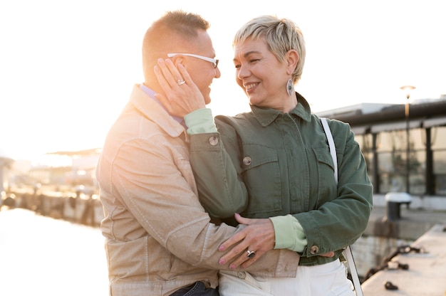 Hermosa pareja de mediana edad siendo cariñosa