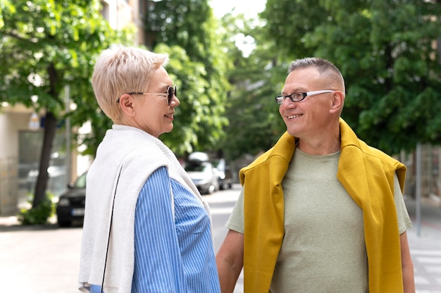 Foto gratuita hermosa pareja de mediana edad tener una cita al aire libre