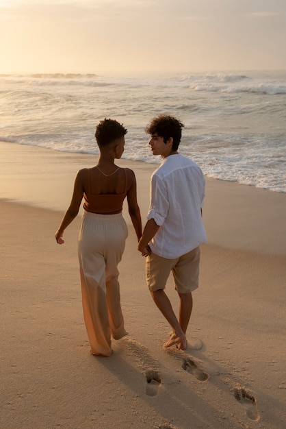 Hermosa pareja mostrando afecto en la playa cerca del océano