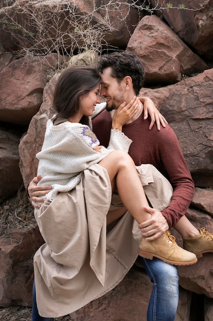 Hermosa pareja mostrando amor el uno al otro al aire libre