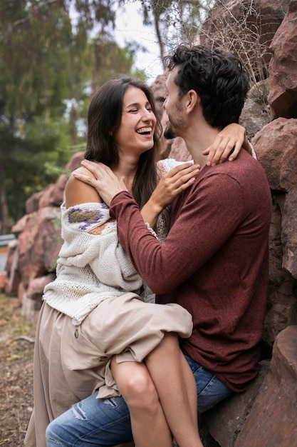 Hermosa pareja mostrando amor el uno al otro al aire libre