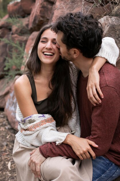 Hermosa pareja mostrando amor el uno al otro al aire libre