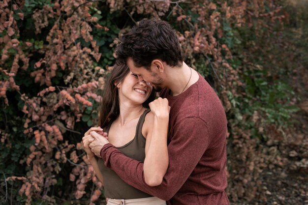 Hermosa pareja mostrando amor el uno al otro al aire libre