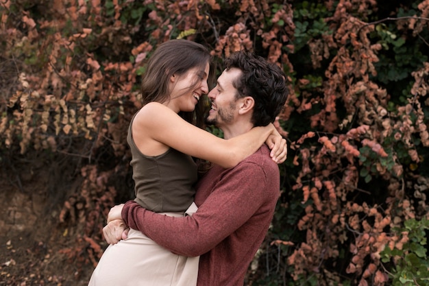 Hermosa pareja mostrando amor el uno al otro al aire libre