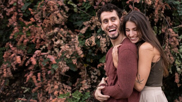 Hermosa pareja mostrando amor el uno al otro al aire libre