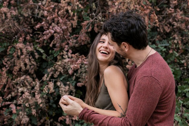 Hermosa pareja mostrando amor el uno al otro al aire libre