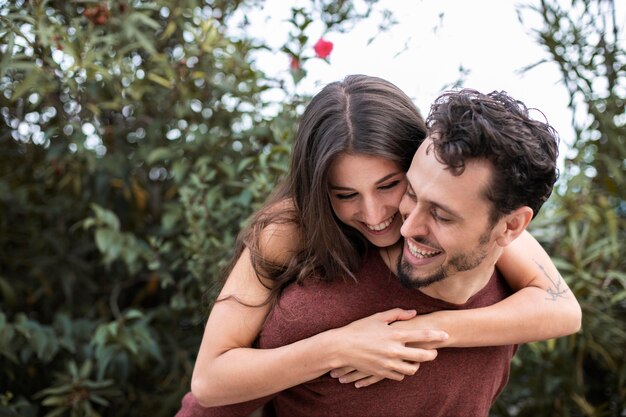 Hermosa pareja mostrando amor el uno al otro