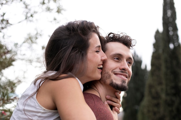 Hermosa pareja mostrando amor el uno al otro