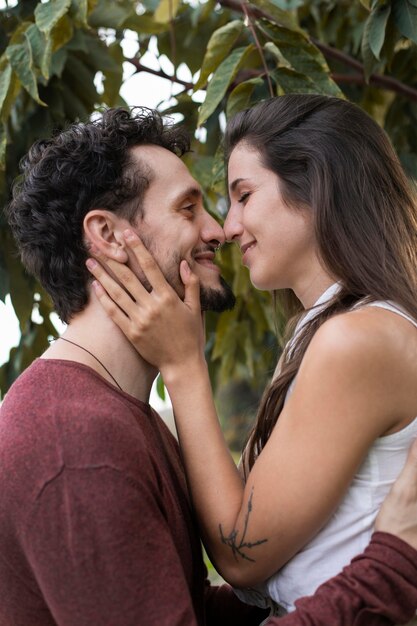 Hermosa pareja mostrando amor el uno al otro