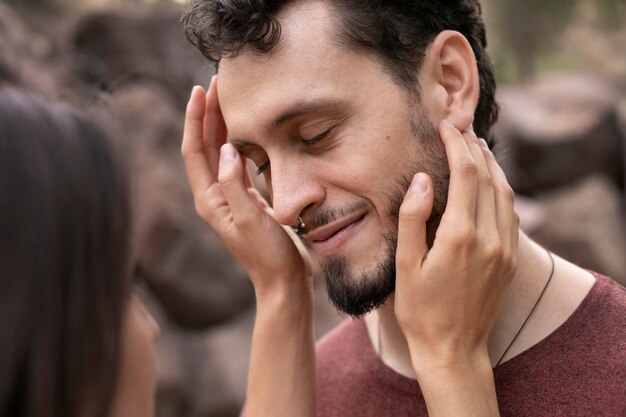 Hermosa pareja mostrando amor el uno al otro