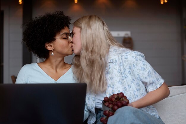 Hermosa pareja de mujeres besándose en los labios