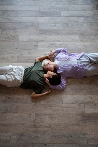 Hermosa pareja de mujeres besándose en los labios