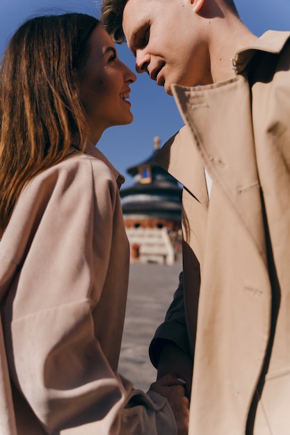 Hermosa pareja muy enamorada explorando China en su luna de miel