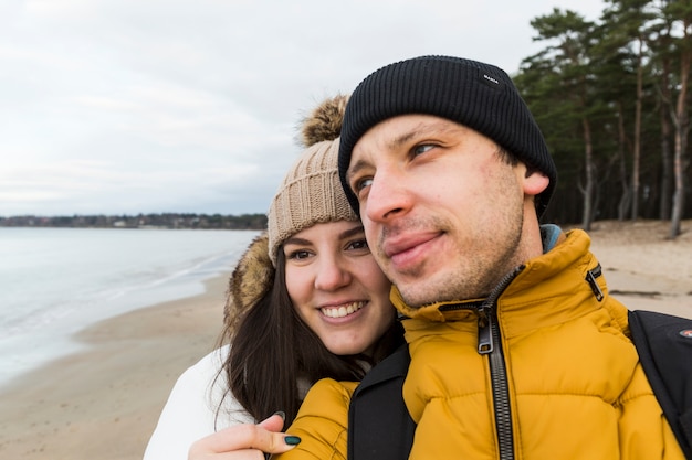 Foto gratuita hermosa pareja en la orilla del mar