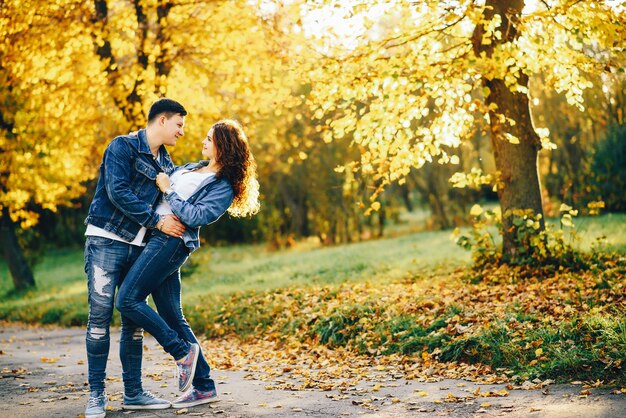 Hermosa pareja en un parque