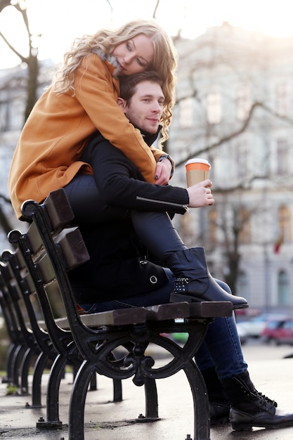 Hermosa pareja en el parque