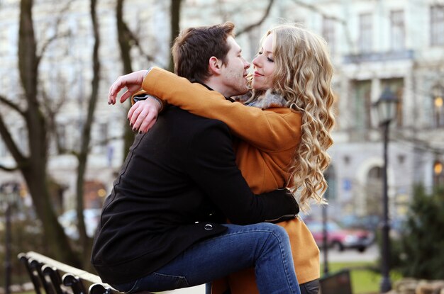 Hermosa pareja en el parque