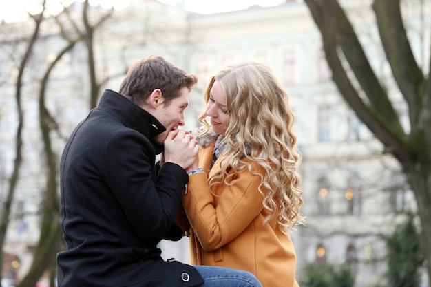 Hermosa pareja en el parque